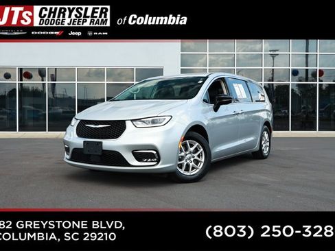Used 2024 Chrysler Pacifica Touring-L FWD image 1