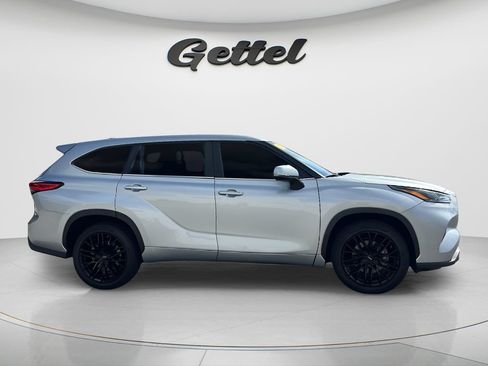 Used 2023 Toyota Highlander LE FWD image 4