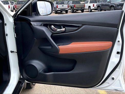 Used 2018 Nissan Rogue SL w/ Premium Package FWD image 23