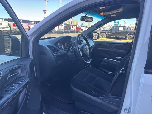 Used 2016 Dodge Grand Caravan SE image 5