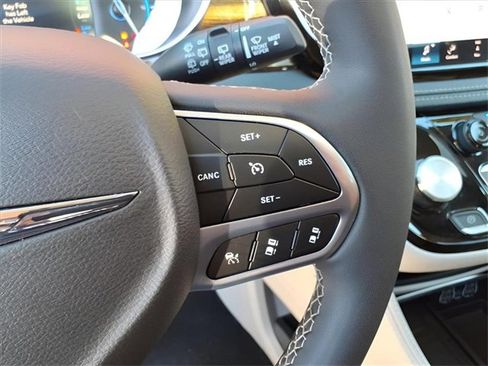 Certified 2023 Chrysler Pacifica Limited image 15