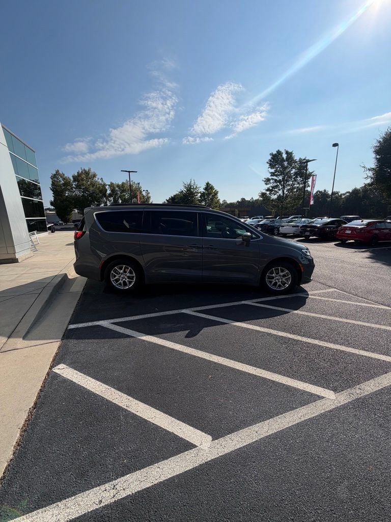 Used 2022 Chrysler Pacifica Touring-L FWD image 6