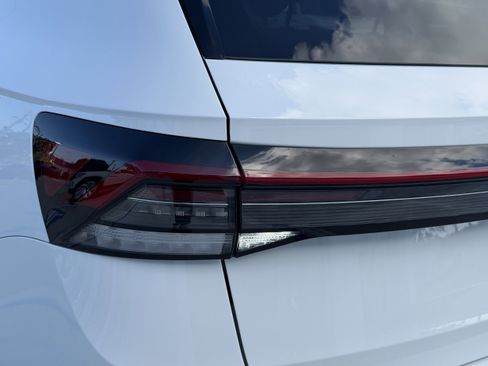 New 2026 Volkswagen Taos SE image 9