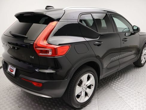 Used 2021 Volvo XC40 T4 Momentum w/ Premium Package FWD image 8