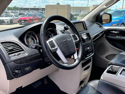 Used 2016 Chrysler Town & Country Touring FWD image 15