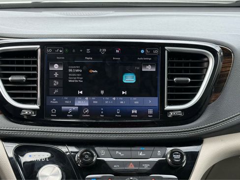 Used 2023 Chrysler Pacifica Limited FWD image 27