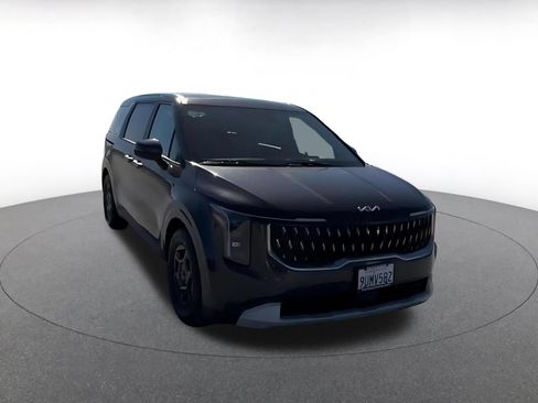 Used 2026 Kia Carnival FWD image 3