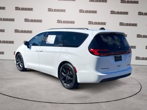 Used 2025 Chrysler Pacifica Limited FWD image 3