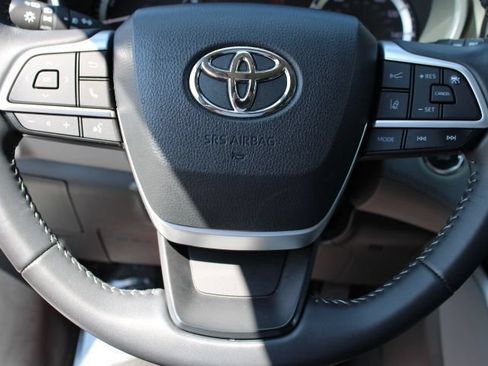 Used 2023 Toyota Highlander XLE AWD/4WD image 14