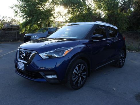 Used 2020 Nissan Kicks SR w/ SR Premium Package FWD image 3