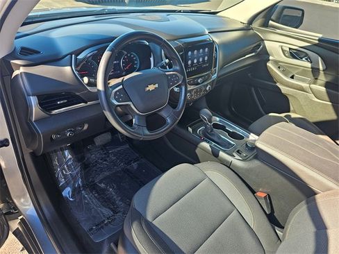 Used 2021 Chevrolet Traverse LT image 2