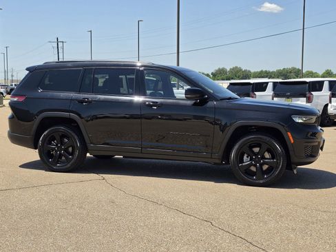 Used 2022 Jeep Grand Cherokee L Laredo RWD image 4