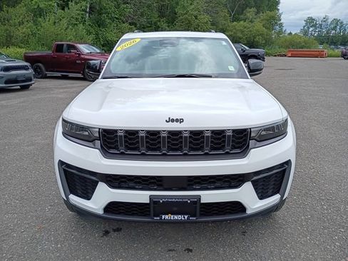 Used 2026 Jeep Grand Cherokee Altitude AWD/4WD image 2
