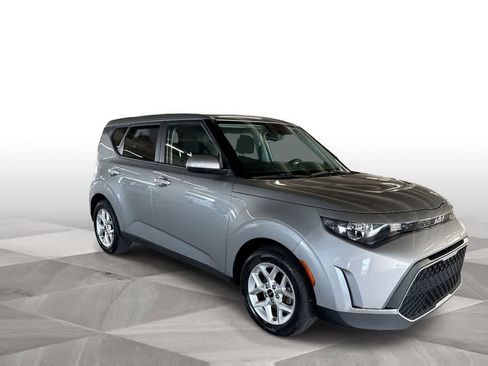 Used 2023 Kia Soul LX w/ Option Group 015 FWD image 2