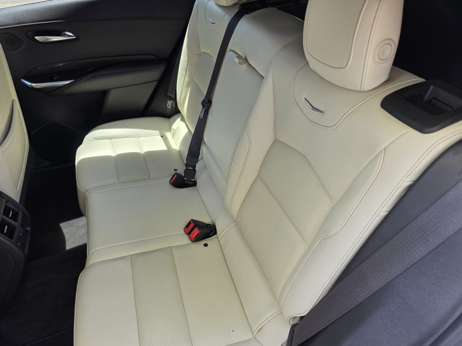 Used 2022 Cadillac XT4 Sport w/ LPO, ONYX Package FWD image 17