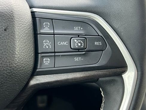 Used 2023 Jeep Grand Cherokee L Limited AWD/4WD image 24