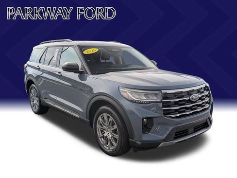 Used 2025 Ford Explorer Active w/ Active Comfort Package image 3