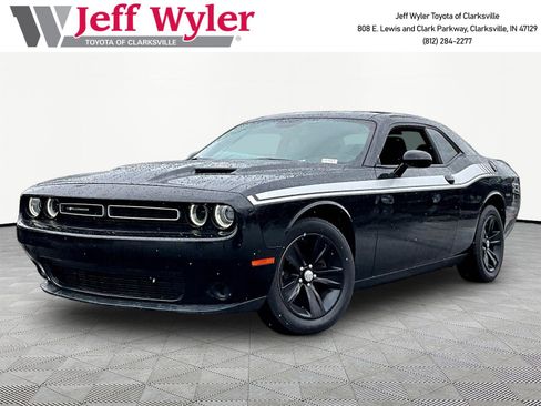 Used 2018 Dodge Challenger SXT RWD image 1