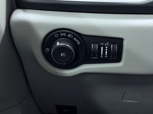 Used 2023 Chrysler Pacifica Touring-L FWD image 35