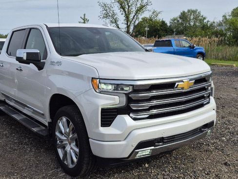 Used 2025 Chevrolet Silverado 1500 High Country w/ High Country Premium Package AWD/4WD image 2