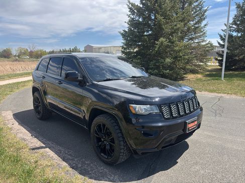 Used 2019 Jeep Grand Cherokee Altitude AWD/4WD image 3