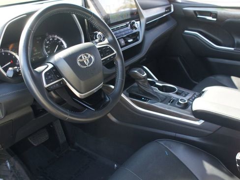 Used 2022 Toyota Highlander Limited image 15
