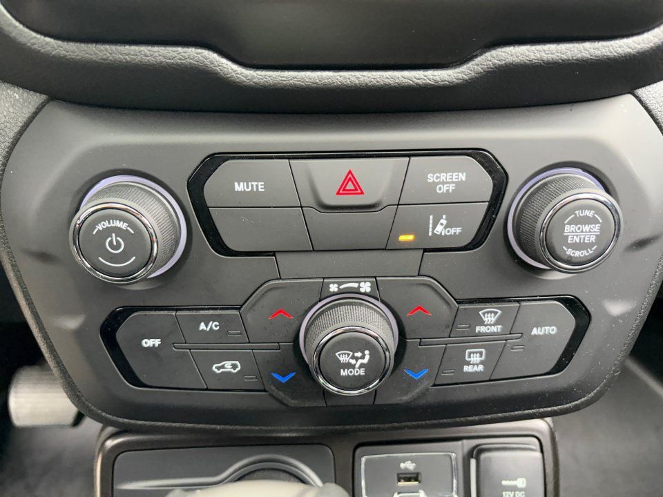 Used 2021 Jeep Renegade Latitude w/ Sun & Sound Group AWD/4WD image 18