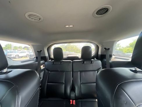 Used 2021 Ford Explorer XLT w/ Equipment Group 202A AWD/4WD image 17