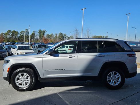 Used 2024 Jeep Grand Cherokee Laredo image 4