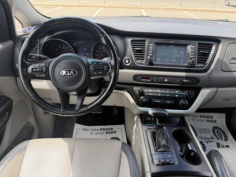 Used 2017 Kia Sedona LX w/ LX Essentials Premium Package FWD image 13