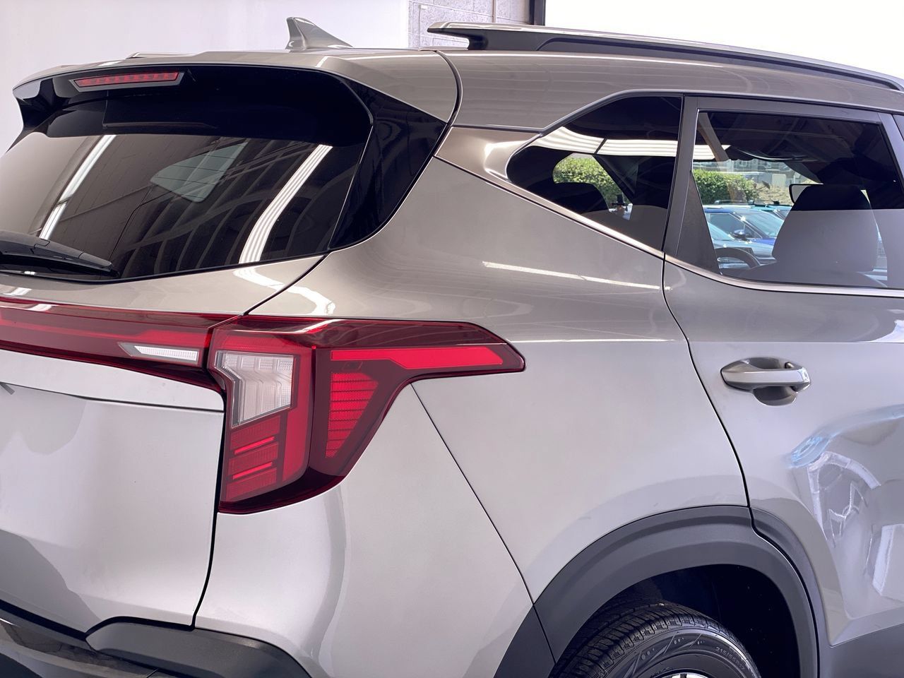 Certified 2025 Kia Seltos EX w/ EX Sunroof Package FWD image 10