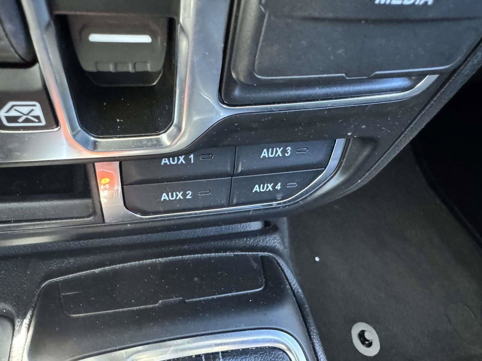 Used 2024 Jeep Wrangler Unlimited Sahara w/ Technology Group AWD/4WD image 32