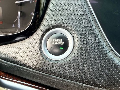 Used 2018 Cadillac XT5 Luxury w/ Driver Awareness Package image 6