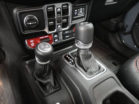 Used 2025 Jeep Wrangler Unlimited Rubicon AWD/4WD image 31
