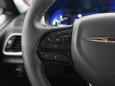 Used 2024 Chrysler Pacifica Limited FWD image 28