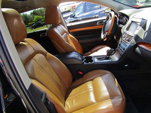 Used 2010 Lincoln MKT 2WD image 5