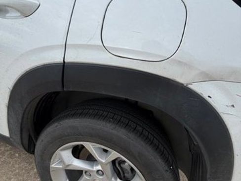 Used 2025 Chevrolet Trax LS w/ LS Convenience Package FWD image 9