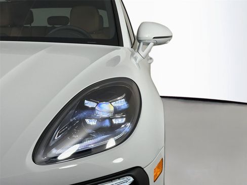 Certified 2026 Porsche Macan AWD/4WD image 15