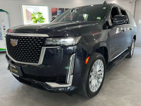 Used 2023 Cadillac Escalade ESV Luxury image 3