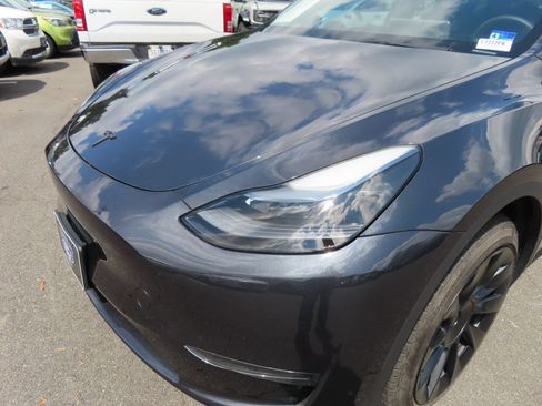 Used 2024 Tesla Model Y Long Range AWD/4WD image 11