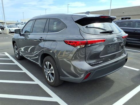 Used 2023 Toyota Highlander XLE FWD image 3