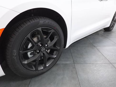 New 2026 Chrysler Pacifica Select w/ S Appearance Package FWD image 31