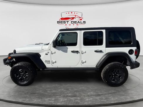 Used 2015 Jeep Wrangler Unlimited Rubicon w/ Connectivity Group AWD/4WD image 2