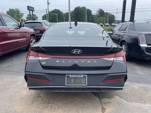 Used 2024 Hyundai Elantra SE FWD image 4