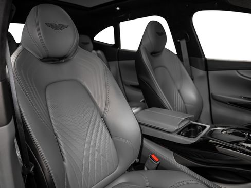 Used 2021 Aston Martin DBX image 32