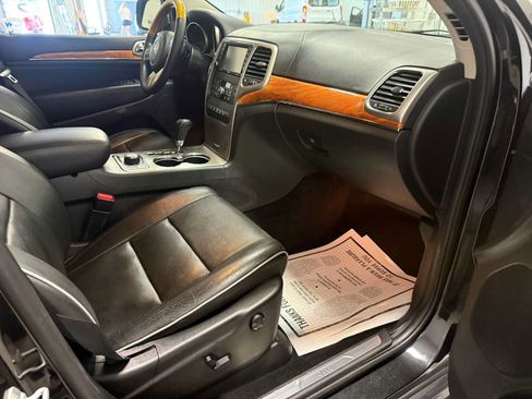 Used 2013 Jeep Grand Cherokee Overland AWD/4WD image 28