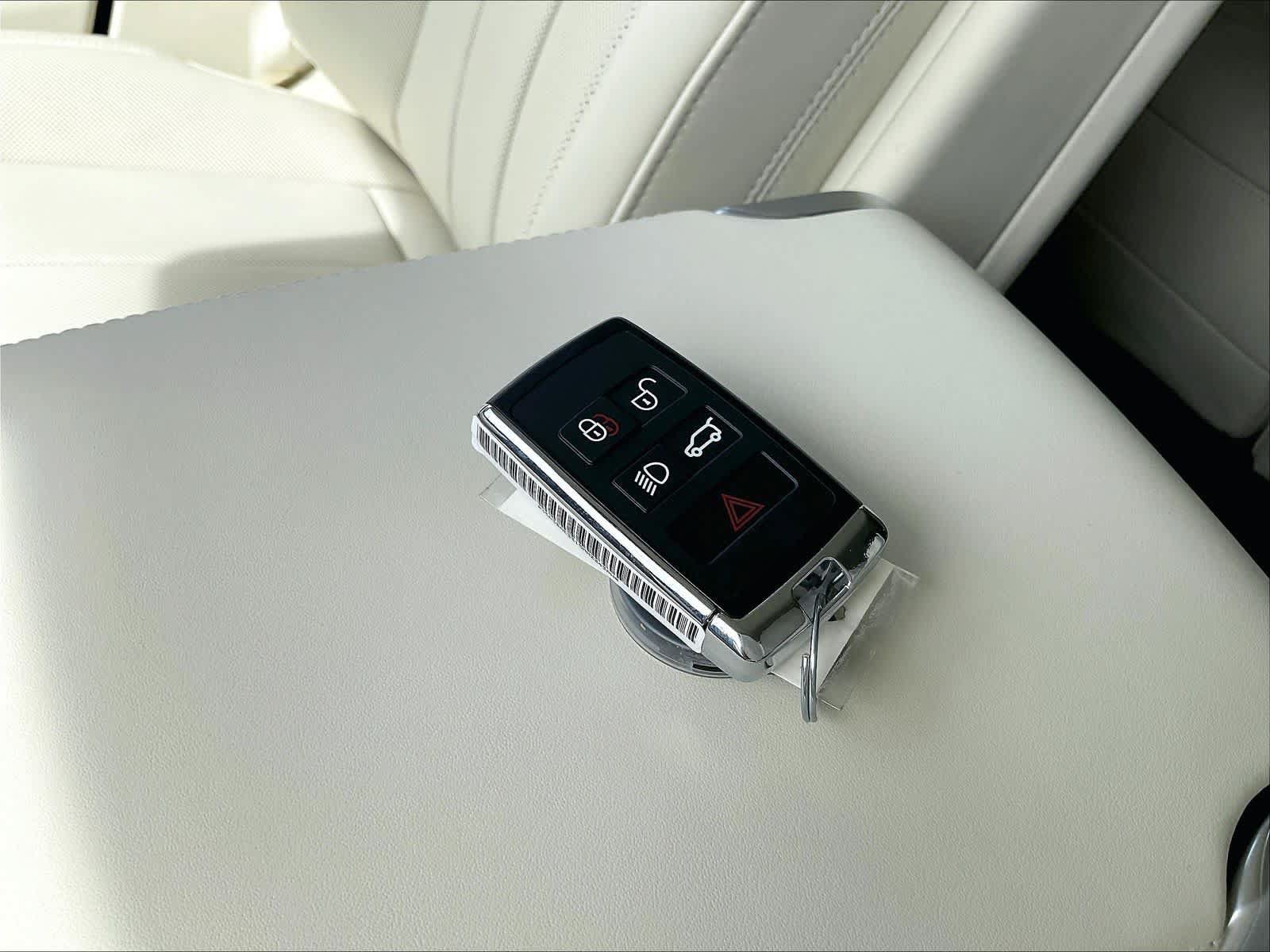 New 2026 Land Rover Range Rover Long Wheelbase SE AWD/4WD image 35