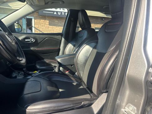 Used 2021 Jeep Cherokee Trailhawk AWD/4WD image 26