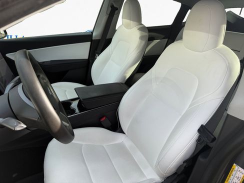 Used 2021 Tesla Model Y Long Range image 11