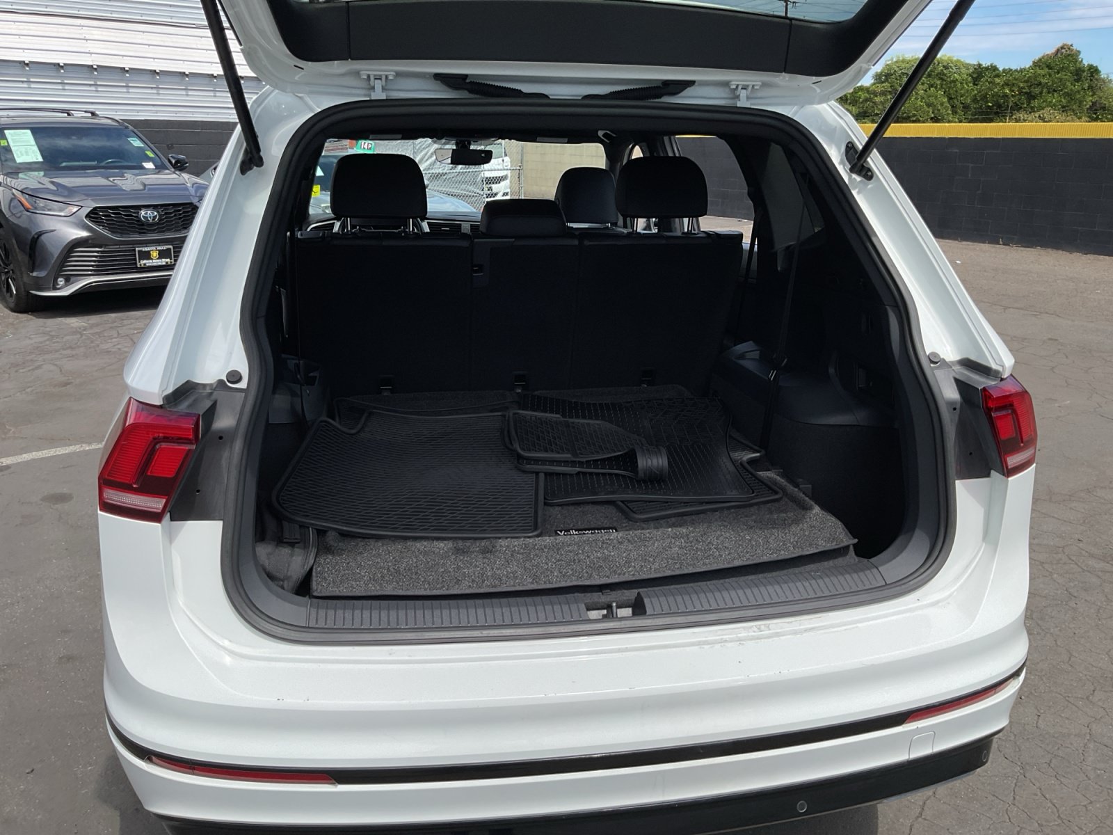 Used 2020 Volkswagen Tiguan SE R-Line FWD image 26